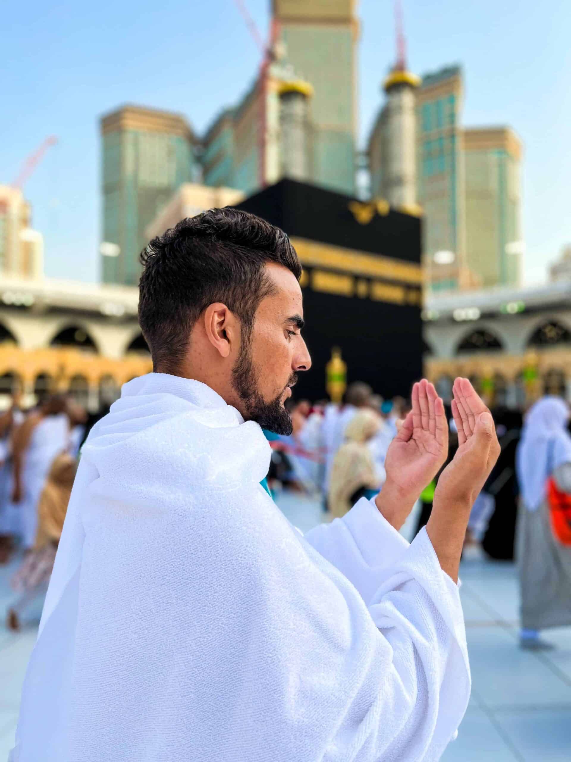 muslim man performing umrah badal for a deceased muslim scaled 1